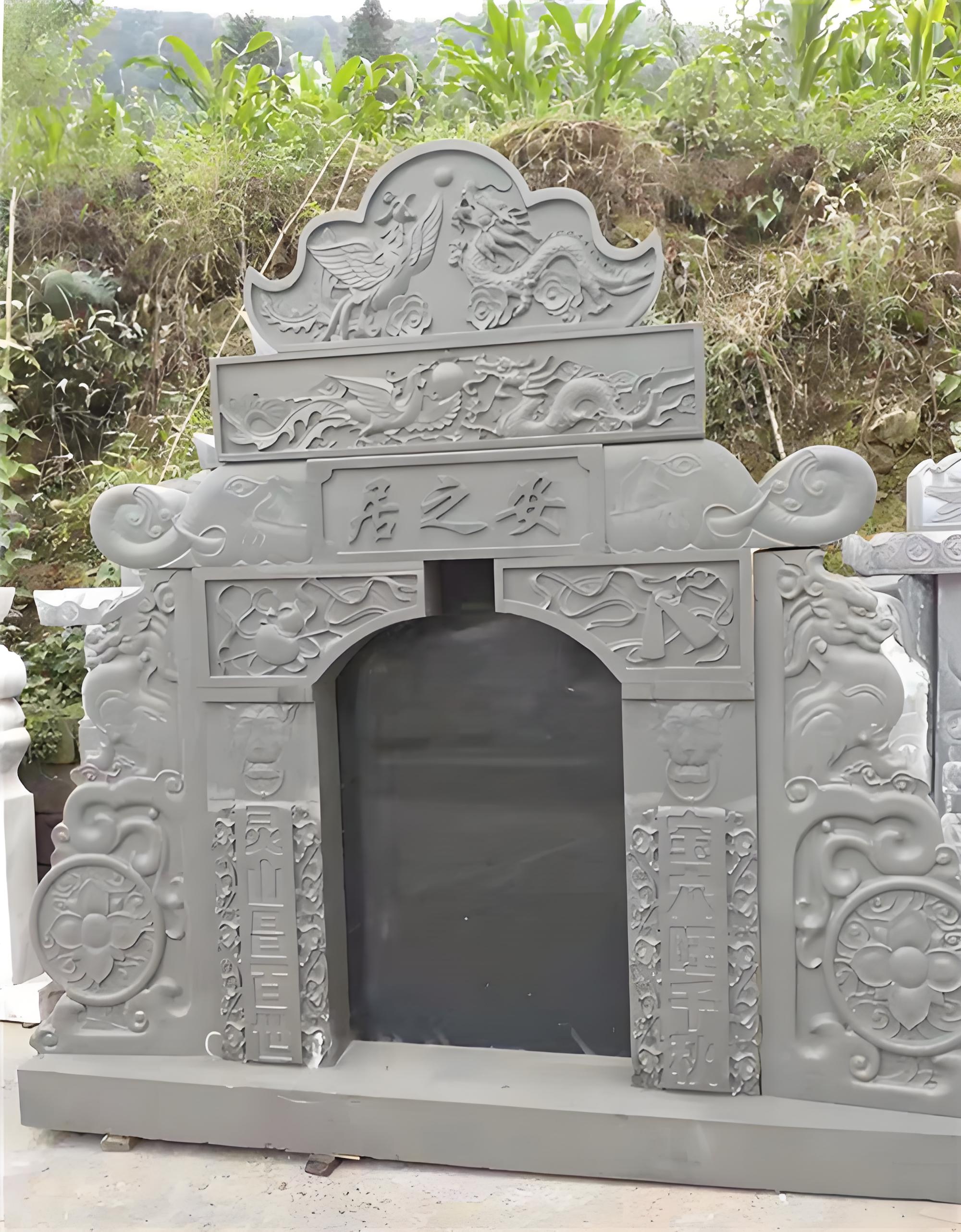 青石墓碑作為古代墓葬文化中的重要組成部分，承載著豐富的歷史背景和深刻的意義。在古代社會中，青石墓碑起著記錄和紀念的作用，不僅承載著逝者的姓名、生平經歷和家世，還反映了當時社會的文化、宗教、價值觀念等方面。青石墓碑的存在不僅是對逝者的尊重與懷念，也是對歷史的延續(xù)和對后人的啟示。