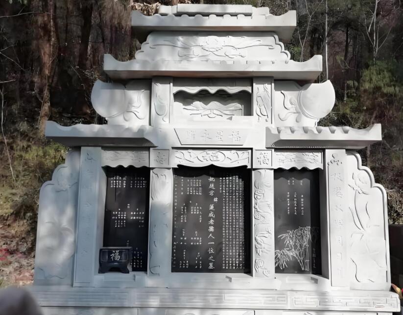 青石墓碑作為古代墓葬文化中的重要組成部分，承載著豐富的歷史背景和深刻的意義。在古代社會中，青石墓碑起著記錄和紀念的作用，不僅承載著逝者的姓名、生平經歷和家世，還反映了當時社會的文化、宗教、價值觀念等方面。青石墓碑的存在不僅是對逝者的尊重與懷念，也是對歷史的延續(xù)和對后人的啟示。